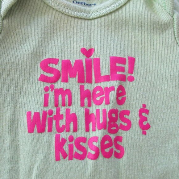 Gerber One Piece Onesie Girls Size 0-3M Green Short Sleeve Smile Hugs Kisses - Picture 2 of 3